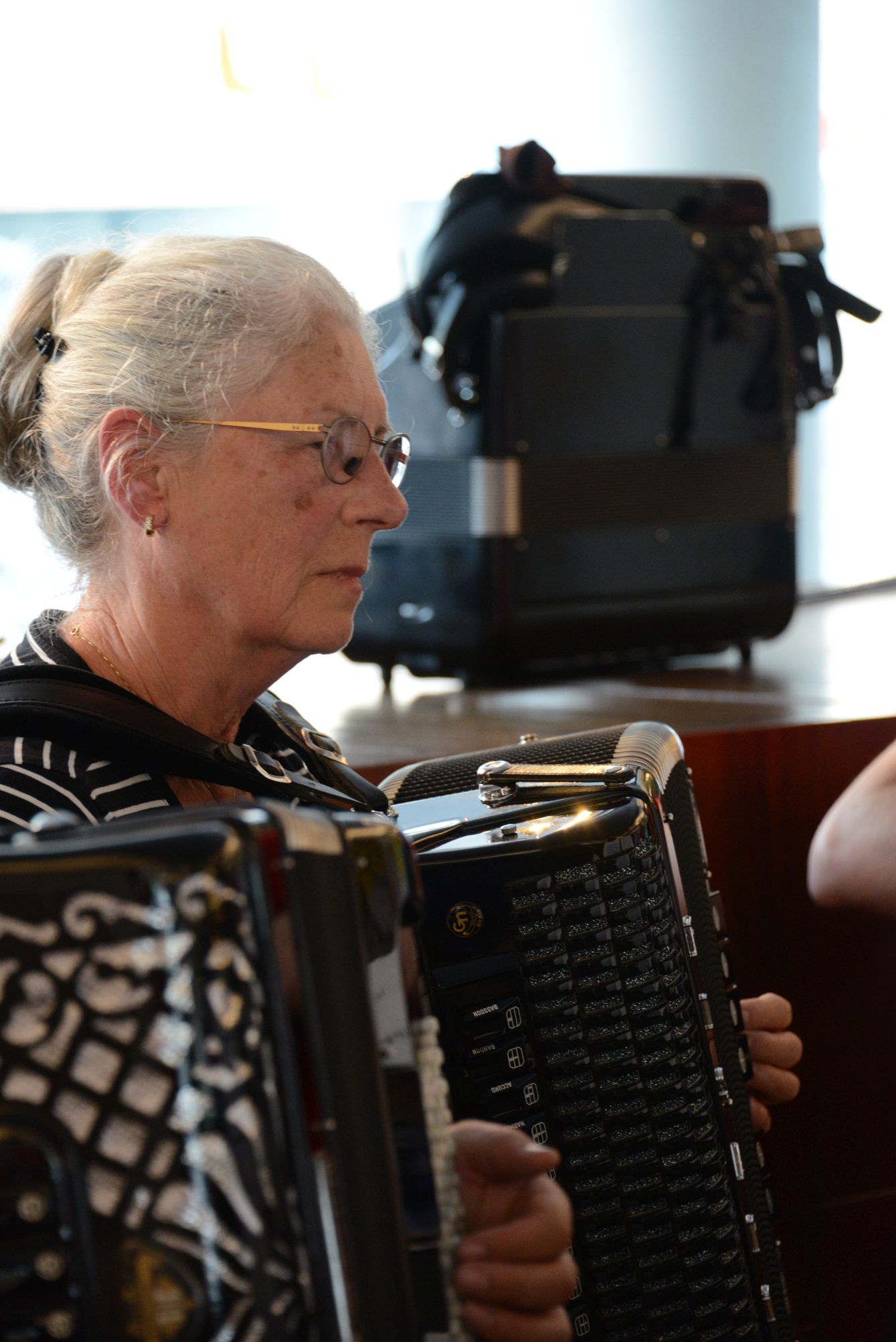 Leni speelt accordeon tijdens een optreden van Animato.