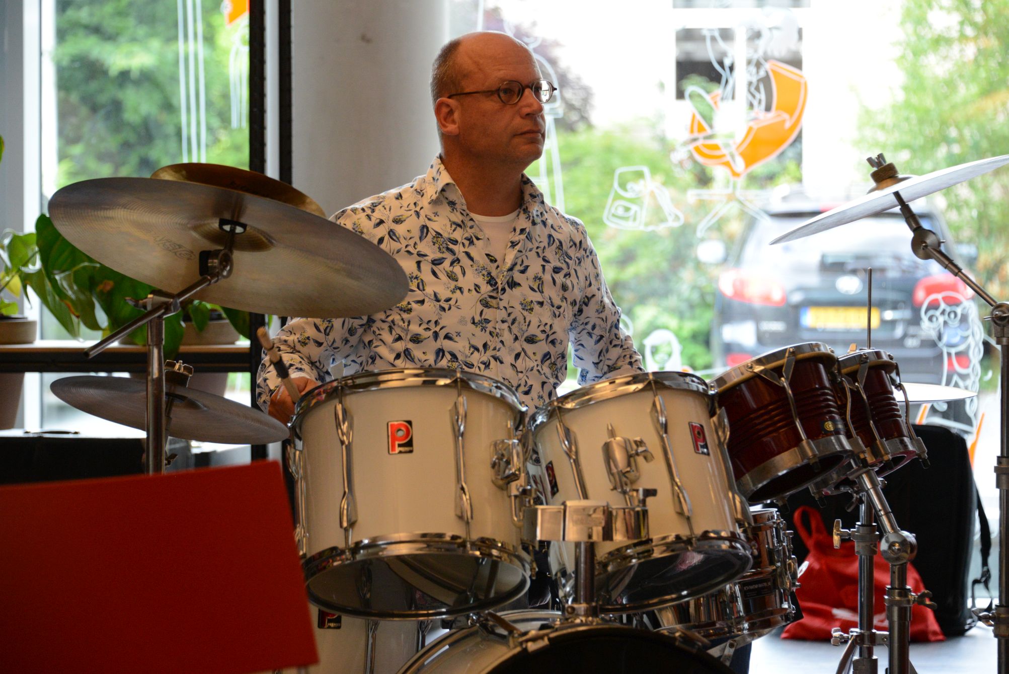 Carry speelt drums tijdens een optreden van Animato.