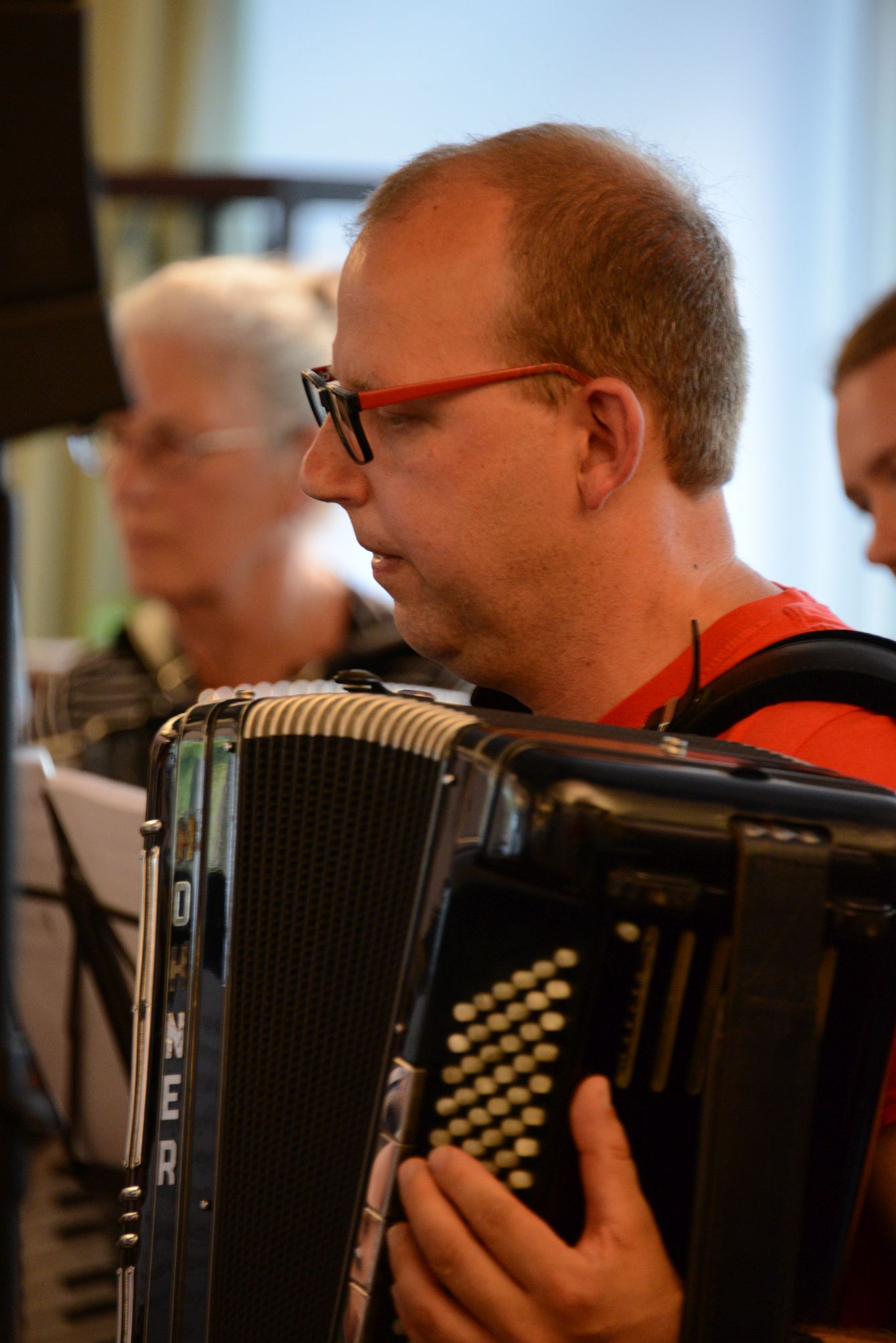 Cor speelt accordeon tijdens een optreden van Animato.